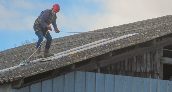 Homme en intervention sur un toit